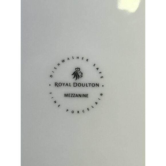 Royal Doulton Retired 2008-2015 'Mezzanine" 10.75" Dinner Plate Platinum Trim - Picture 4 of 4